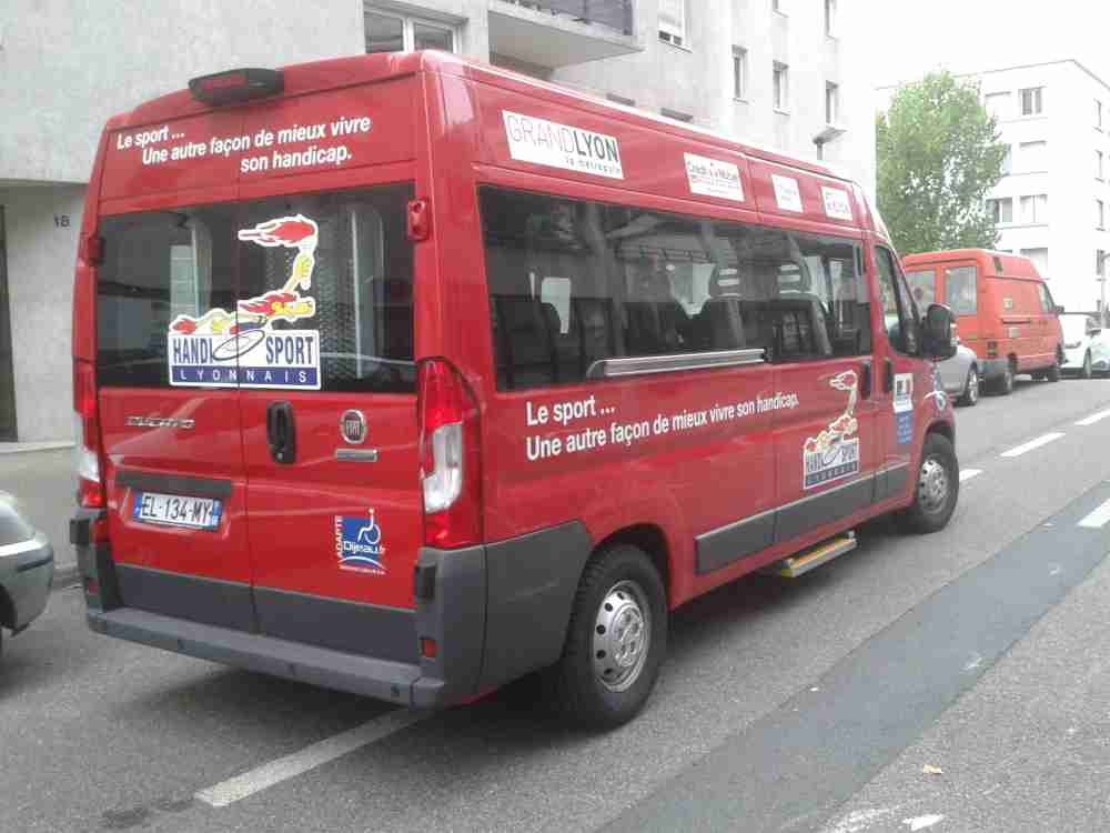 LYON 8 | Handisport Lyonnais > nouveau mini-bus et excellents