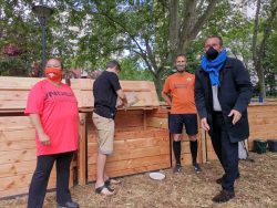 le Maire devant le Composteur avec Sourief et Mickael du club de rugby